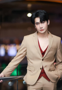 หลุยส์-กฤตวัฒน์-หล่อ