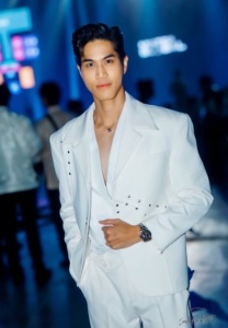 Bank Anusith Sangnimnuan-006-Radiant