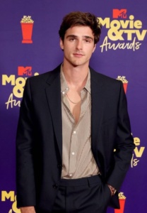 jacob-elordi-003-Elegant