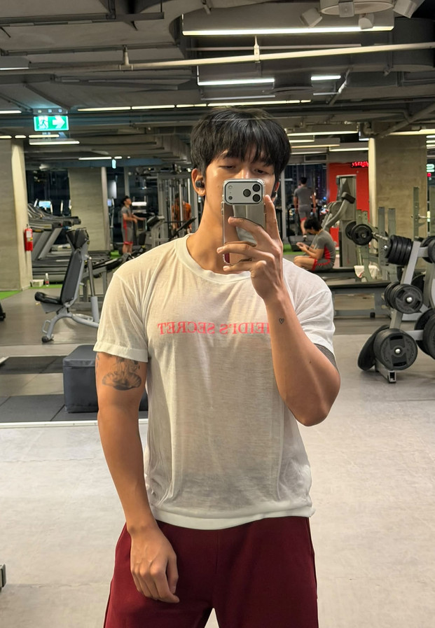 ดีน ชานนท์ ในยิมกับลุคเสื้อยืดสบายตา