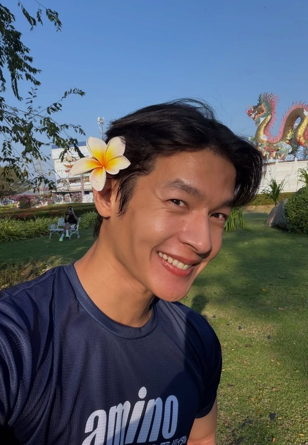 เพื่อน คณิน ในลุคสบายตายิ้มรับกล้อง
