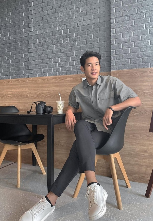 คณิน ชอบประดิถ กับลุคแต่งตัวเรียบโก้ในร้านกาแฟ