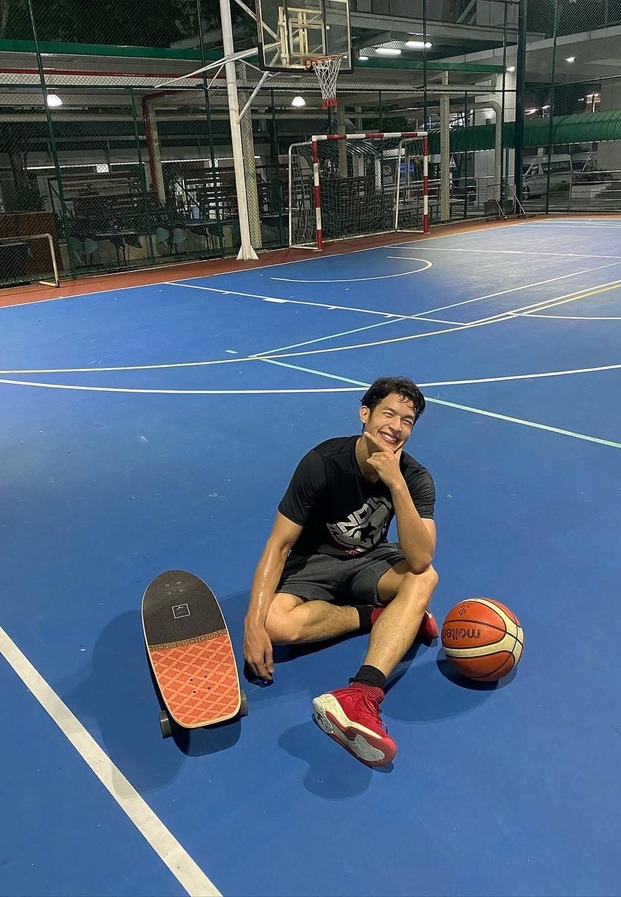 คณิน ชอบประดิถ นั่งพักในสนามบาสเกตบอล