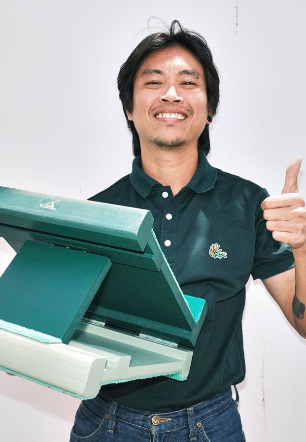 ต้าฟันเนย ชูนิ้วโป้งข้างสินค้าแบรนด์ตัวเอง