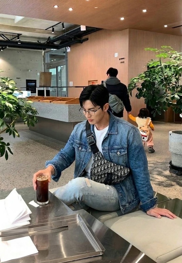 Chanon Suksan ในลุคแจ็กเก็ตยีนส์ที่ร้านกาแฟ