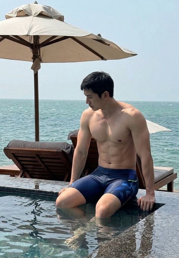 ขุน ชานนท์ ริมสระว่ายน้ำวิวทะเล