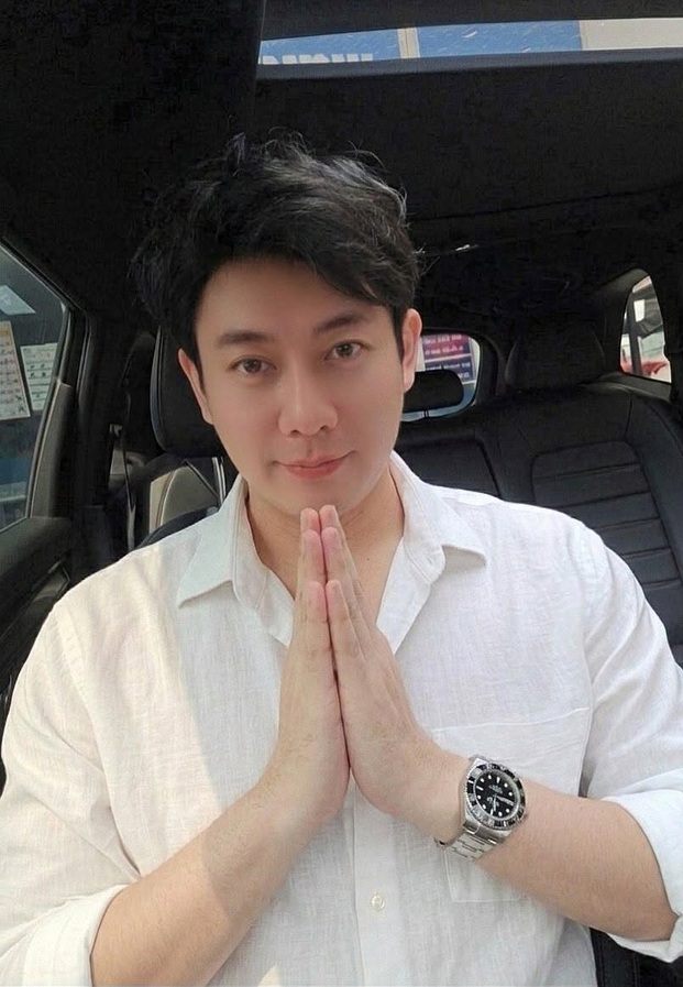 ภาพชุดเปิดวาร์ปของ ขุน ชานนท์ ในเสื้อเชิ้ตขาว