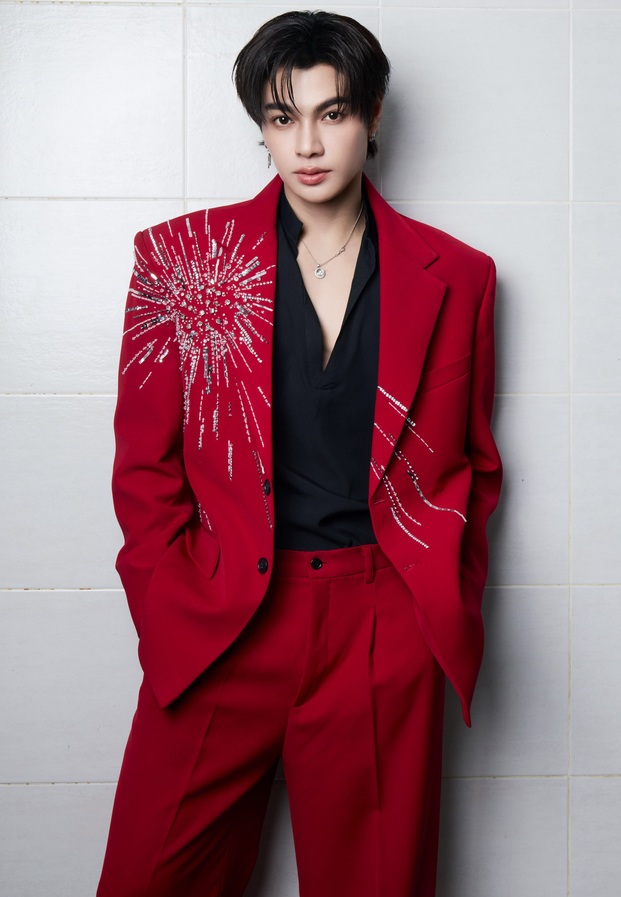 สกาย พิเชษฐ์ ในลุคสูทสีแดงบนกองถ่ายแฟชั่น