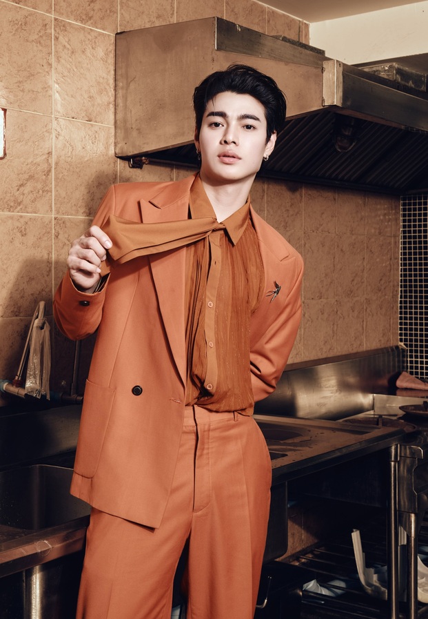 พิเชษฐ์ อินตาเปี้ย ในชุดสูทโทนส้มอิฐ