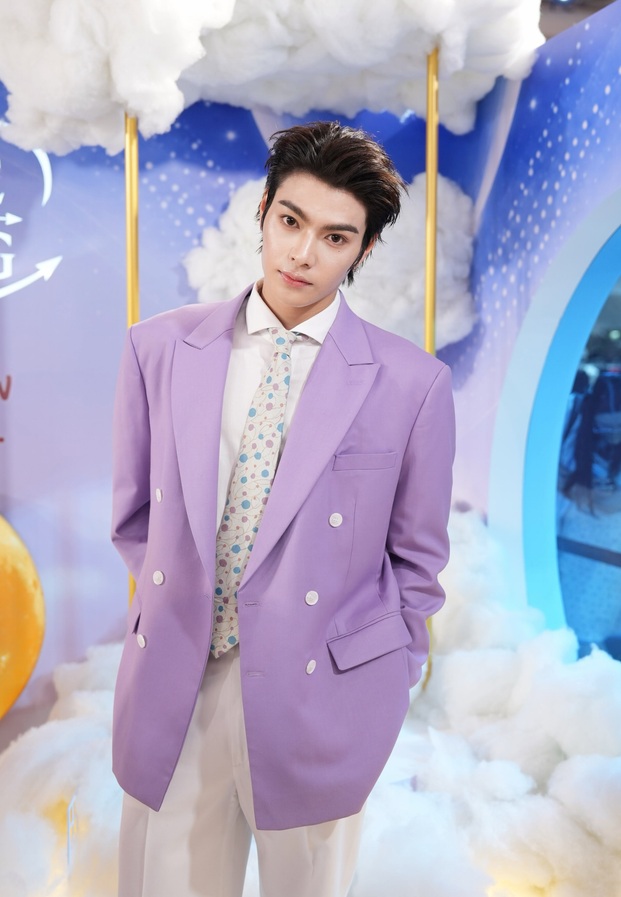 สกาย พิเชษฐ์ ในสูทสีม่วงอ่อนบนงานอีเวนต์