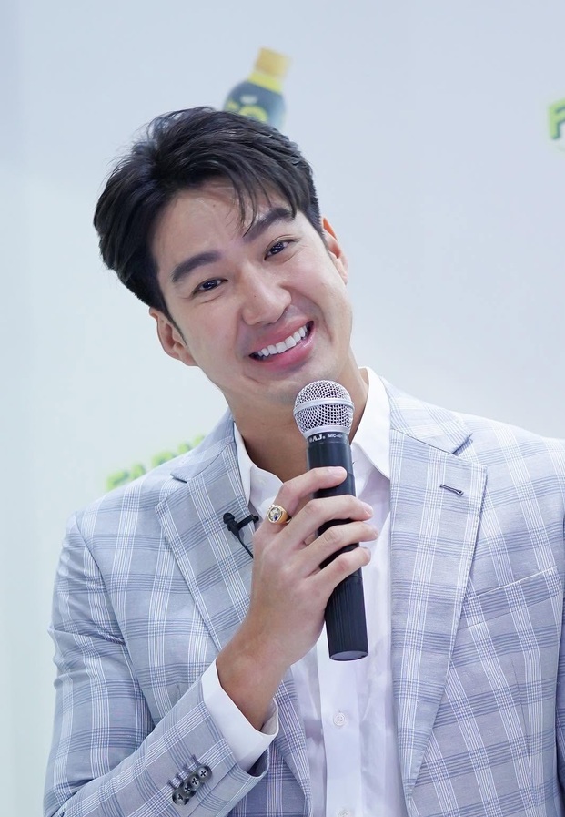 เดี่ยว สุริยนต์ ในลุคสูทลายตารางบนเวทีงาน
