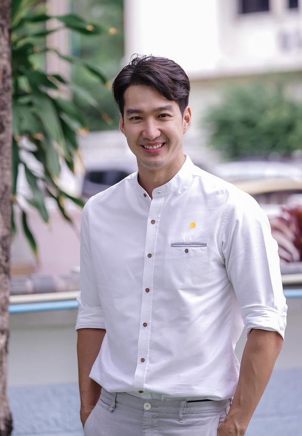 สุริยนต์ อรุณวัฒนกูล ในลุคเสื้อเชิ้ตขาวกลางแดด