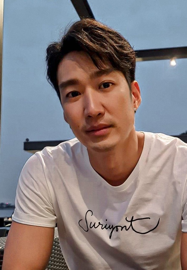 สุริยนต์ อรุณวัฒนกูล ในลุคเสื้อยืดขาวสบาย ๆ