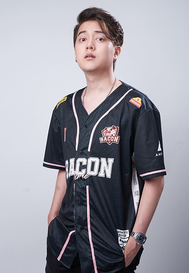 ภาพในลุคเสื้อทีม Bacon Time สไตล์สปอร์ต