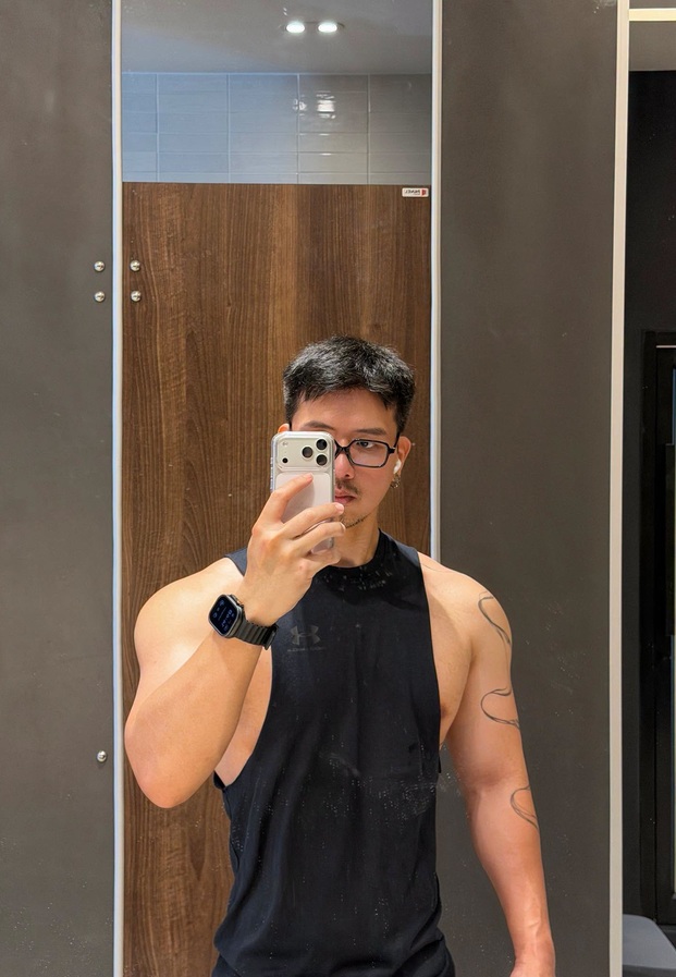 อามเหม่อ ในเสื้อกล้ามสีดำถ่ายกระจกที่ยิม