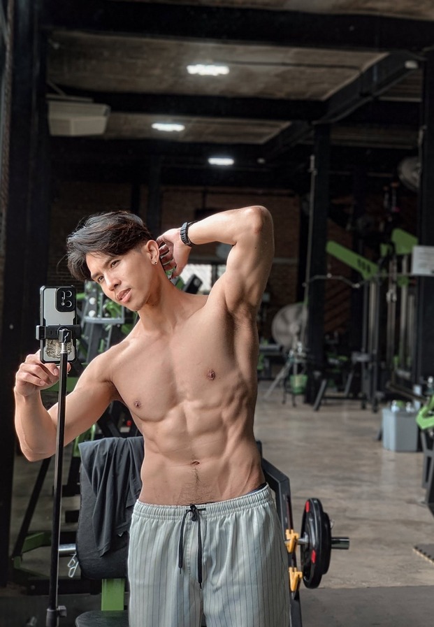 Ekkasit Pansri โชว์ซิกแพคและกล้ามท้องลีนชัดในยิม