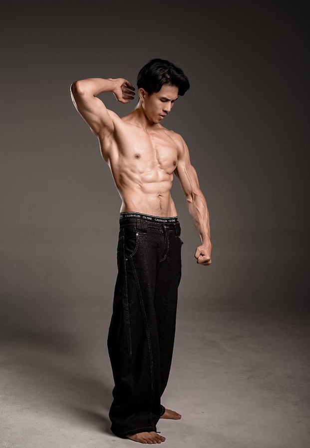 ช้างถ่ายแบบสตูดิโอโชว์หุ่นลีนน้ำหนัก 69 กิโลกรัมในกางเกงยีนส์สีดำ