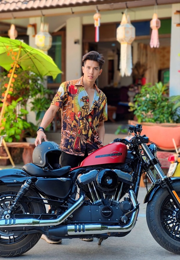 ช้างยืนคู่กับรถมอเตอร์ไซค์คันโปรดใต้โคมล้านนา