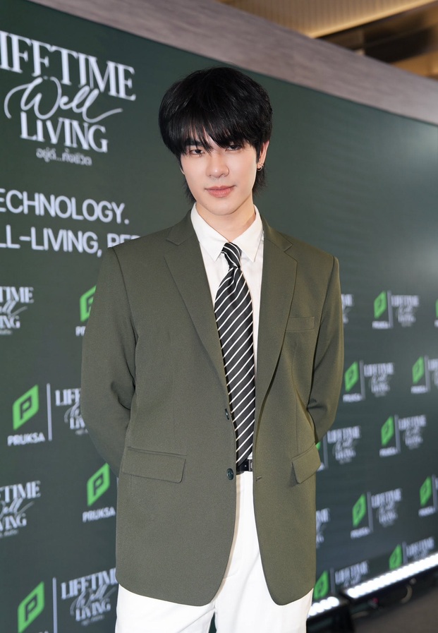 มายในสูทสีเขียวมะกอกกับเนกไทลายทางที่งานอีเวนต์