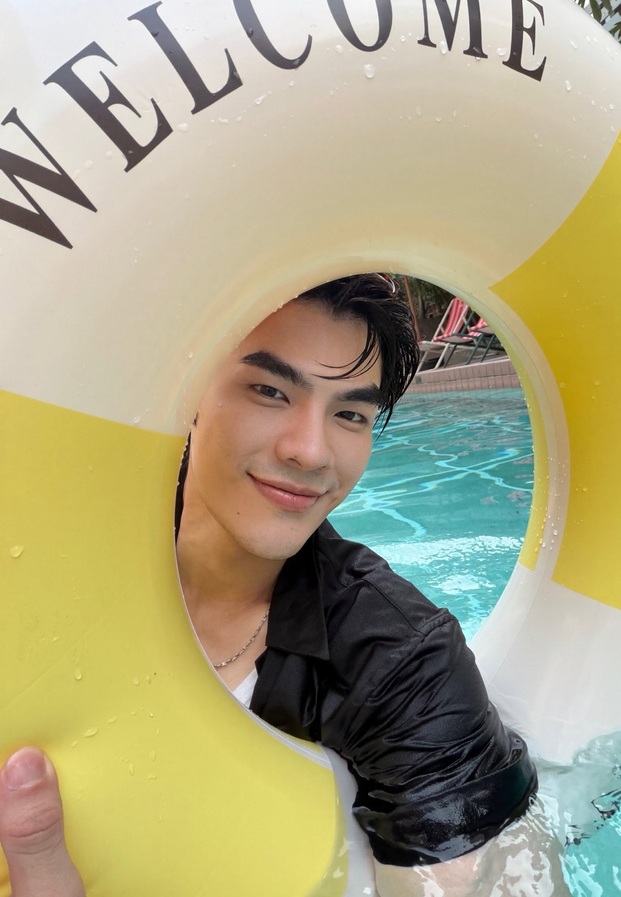 มายยิ้มหลังห่วงยางสีเหลืองในสระว่ายน้ำ