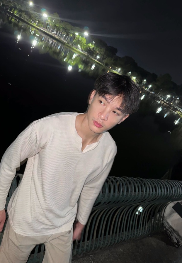 Mos Trapat ในเสื้อไหมพรมสีครีมใต้ไฟเส้นยามค่ำคืน