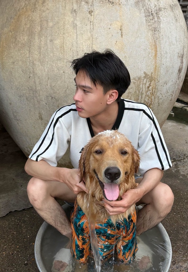 มอสนั่งกอดน้องหมาโกลเด้นรีทรีฟเวอร์