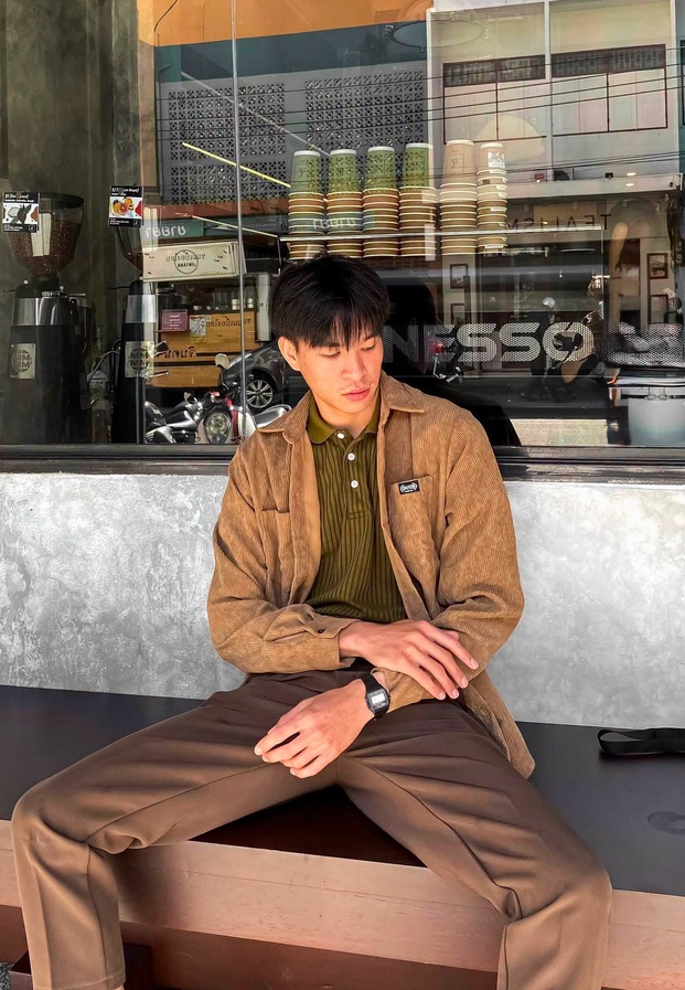 ภาพชุดเปิดวาร์ปของมอส นั่งในคาเฟ่ลุคแจ็กเก็ตสีน้ำตาล