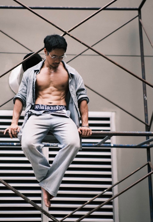 ซุป นั่งบนเหล็กนั่งร้านในลุคเสื้อเชิ้ตกับกางเกงยีนส์