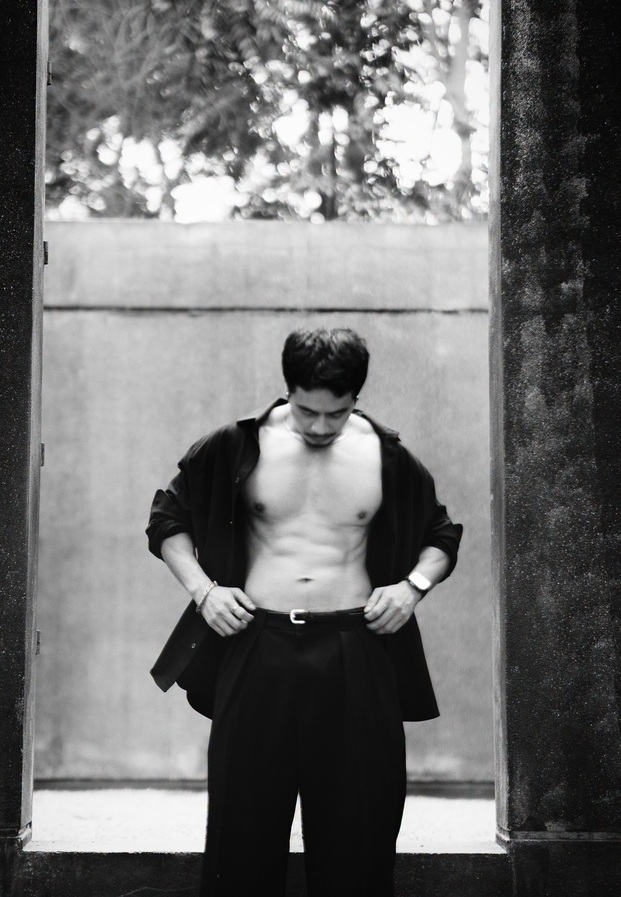 ซุปยืนเปิดเสื้อกลางกรอบประตูภาพขาวดำ